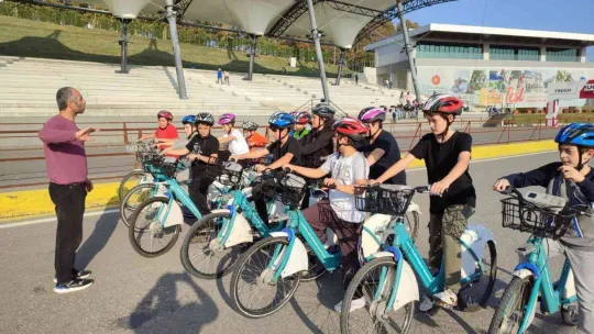 Çocuklar Ayçiçeği Bisiklet Vadisi'nde eğlenirken öğrendi