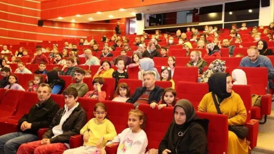 Çocuklar Karagöz'ün Karnesini izledi