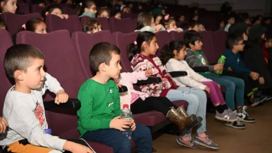 Çocuklar tiyatro oyunu ile hem eğlendi hem dostluğu öğrendi