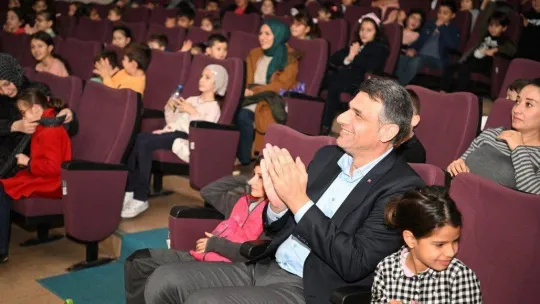 Çocuklar tiyatro oyunu ile hem eğlendi hem dostluğu öğrendi