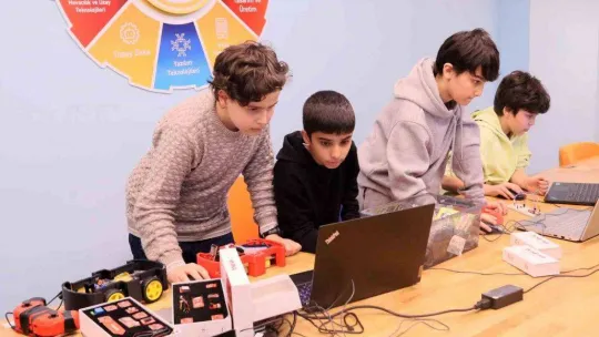 Çocuklar, yerli ve milli kart kullanarak otonom araç üretiyor