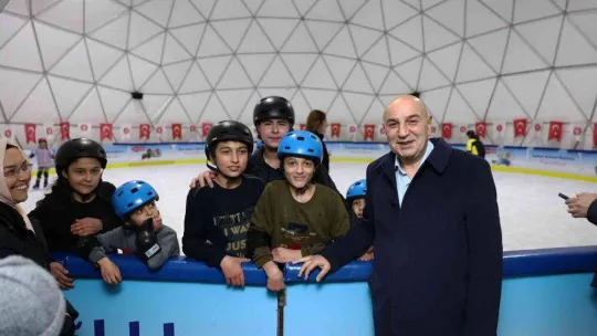 Çocukların kış eğlencesi Ahmet Çalık Buz Pateni pisti