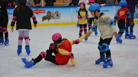 Çocukların kış eğlencesi Ahmet Çalık Buz Pateni pisti