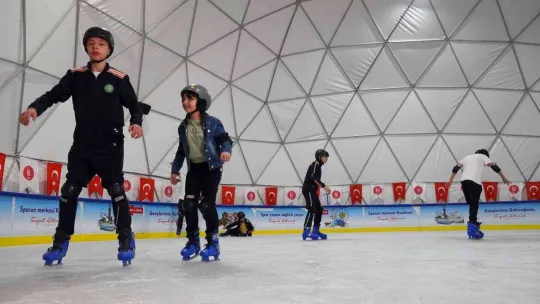 Çocukların kış eğlencesi Ahmet Çalık Buz Pateni pisti