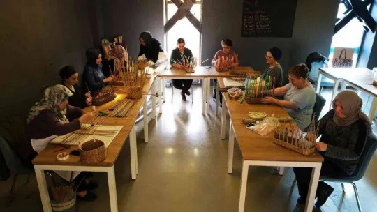 Çöpten hayata kağıdın yolculuğu: Atık maharetli ellerde sanata dönüşüyor