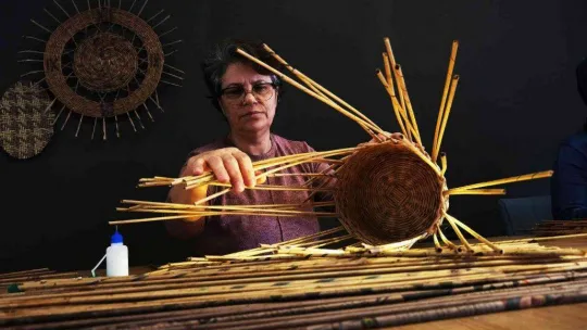 Çöpten hayata kağıdın yolculuğu: Atık maharetli ellerde sanata dönüşüyor