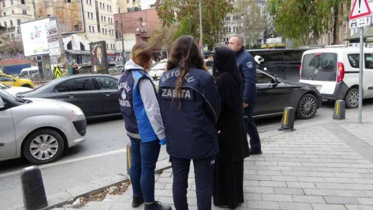 Çöpten yemek yeme numarası yapan dilenciler yakalandı