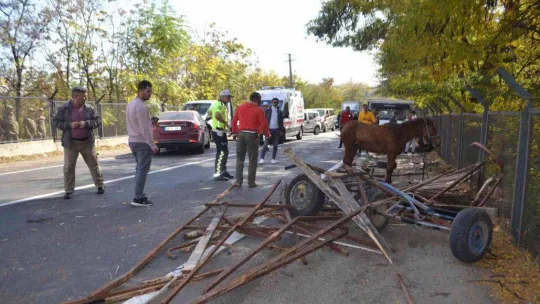 Çorlu'da can pazarı: Otomobilin çarptığı at arabası hurdaya döndü, yaralı yakınları sinir krizi geçirdi