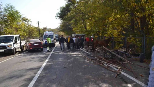 Çorlu'da can pazarı: Otomobilin çarptığı at arabası hurdaya döndü, yaralı yakınları sinir krizi geçirdi