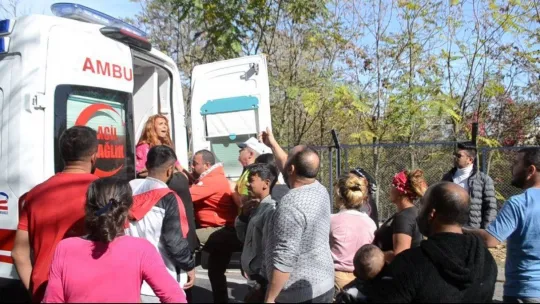 Çorlu'da can pazarı: Otomobilin çarptığı at arabası hurdaya döndü, yaralı yakınları sinir krizi geçirdi