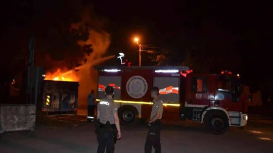 Çorlu'da korkutan yangın: Alevler geceyi aydınlattı