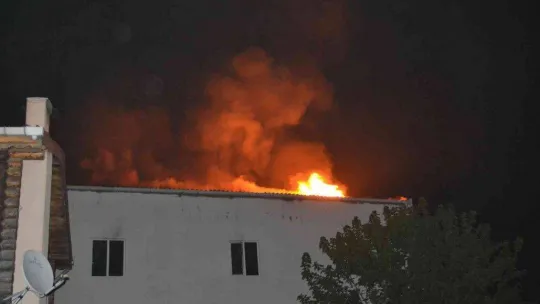 Çorlu'da yatak üretim fabrikası alev alev yandı