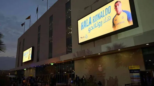 Cristiano Ronaldo, görkemli törenle Al Nassr'a imza attı
