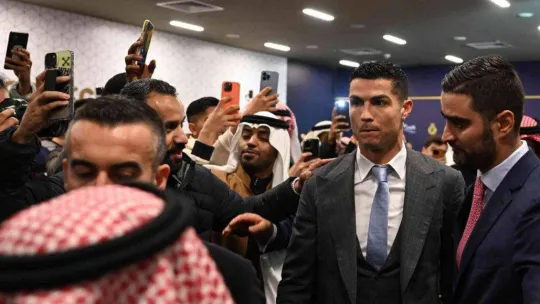 Cristiano Ronaldo, görkemli törenle Al Nassr'a imza attı