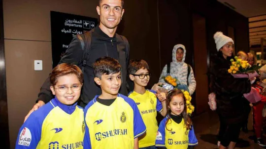 Cristiano Ronaldo, görkemli törenle Al Nassr'a imza attı