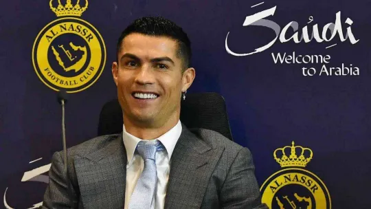 Cristiano Ronaldo, görkemli törenle Al Nassr'a imza attı
