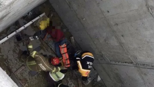 Çukura düşen vatandaşı itfaiye kurtardı