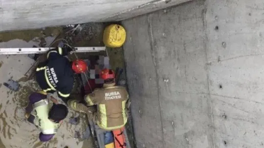 Çukura düşen vatandaşı itfaiye kurtardı