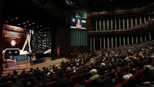 Cumhurbaşkanı Erdoğan: 'Türkiye'ye ve Türk kültürüne hizmet eden, katkı sunan herkesin başımızın üstünde yeri vardır'