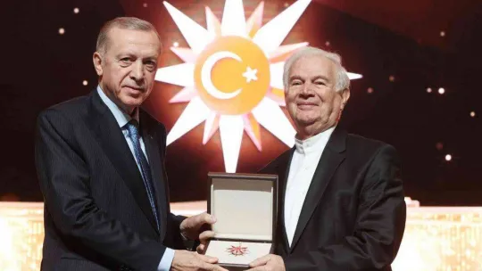 Cumhurbaşkanı Erdoğan: 'Türkiye'ye ve Türk kültürüne hizmet eden, katkı sunan herkesin başımızın üstünde yeri vardır'