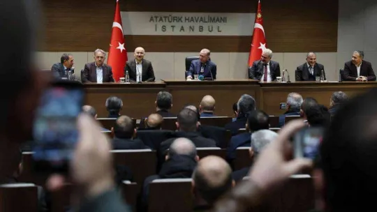 Cumhurbaşkanı Erdoğan, İstanbul'da minibüs odaları başkanları ve şoförlerle bir araya geldi