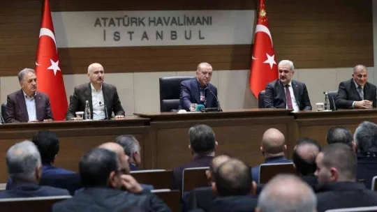 Cumhurbaşkanı Erdoğan, İstanbul'da minibüs odaları başkanları ve şoförlerle bir araya geldi