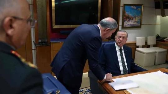 Cumhurbaşkanı Recep Tayyip Erdoğan'ın 'Pençe-Kılıç Hava Harekatı'nın emrini verdiği anlara dair fotoğraf ve görüntü paylaşıldı.