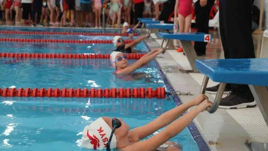 Cumhuriyet Bayramı'nda 320 minik yüzücü kıyasıya mücadele etti