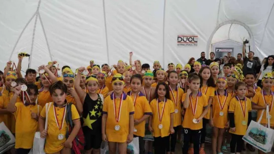 Cumhuriyet Bayramı'nda 320 minik yüzücü kıyasıya mücadele etti