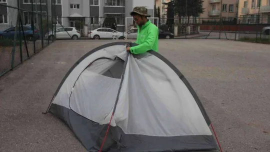 Cüzdanını kaybetti, basketbol sahasına çadır kurdu