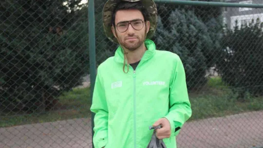 Cüzdanını kaybetti, basketbol sahasına çadır kurdu