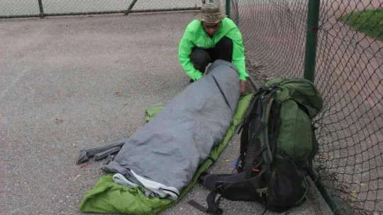 Cüzdanını kaybetti, basketbol sahasına çadır kurdu