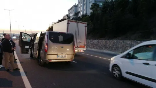 D-100'de 3 araç birbirine girdi: 1 yaralı