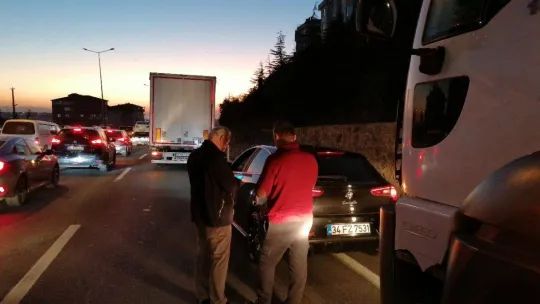 D-100'de 3 araç birbirine girdi: 1 yaralı