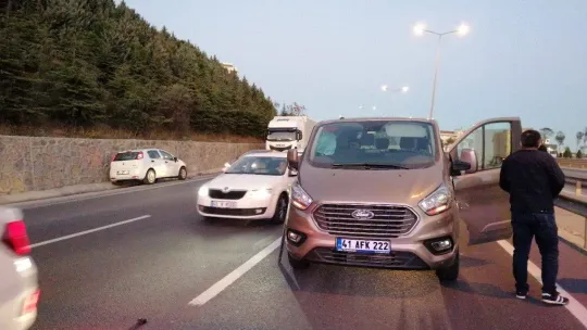 D-100'de 3 araç birbirine girdi: 1 yaralı