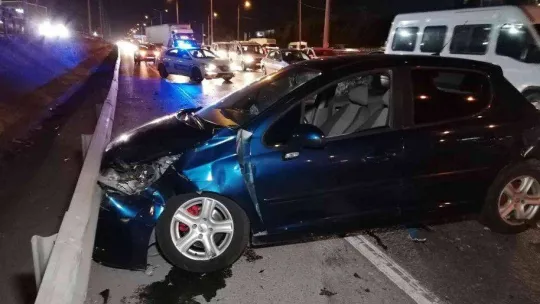 D-100'de 5 araç birbirine girdi, kilometrelerce kuyruk oluştu