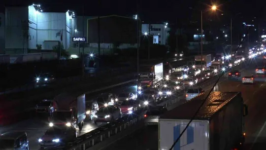 D-100'de 5 araç birbirine girdi, kilometrelerce kuyruk oluştu