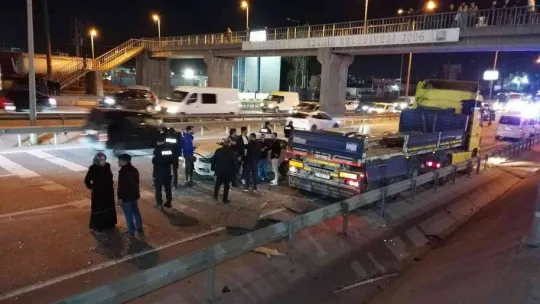 D-100'de 5 araç birbirine girdi, kilometrelerce kuyruk oluştu