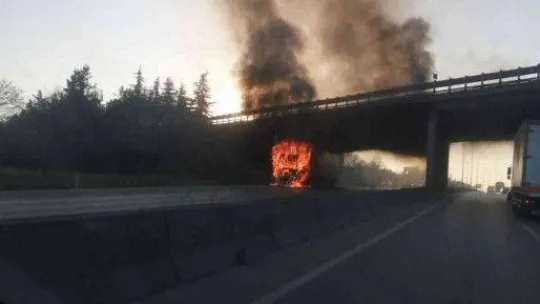 D-100'de çay yüklü tır alev alev yandı