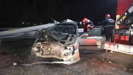 D-100'de feci kaza: Bariyerlere giren otomobil kağıt gibi ezildi