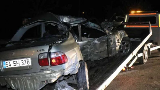 D-100'de feci kaza: Bariyerlere giren otomobil kağıt gibi ezildi