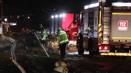 D-100'de feci kaza: Bariyerlere giren otomobil kağıt gibi ezildi