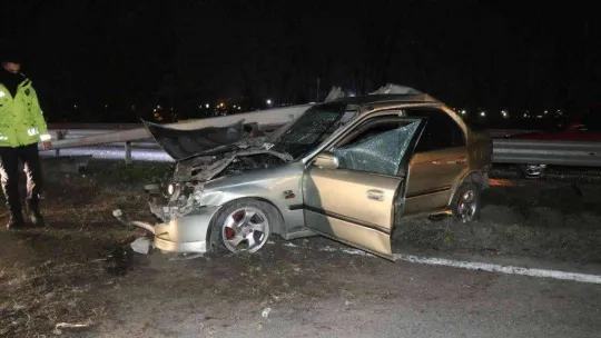 D-100'de feci kaza: Bariyerlere giren otomobil kağıt gibi ezildi