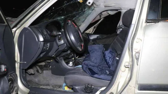 D-100'de feci kaza: Bariyerlere giren otomobil kağıt gibi ezildi