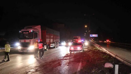 D-100'de feci kaza: Bariyerlere giren otomobil kağıt gibi ezildi