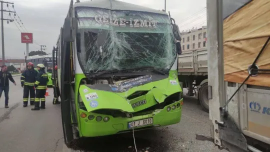 D-100'de halk otobüsü tıra çarptı: 7 yaralı
