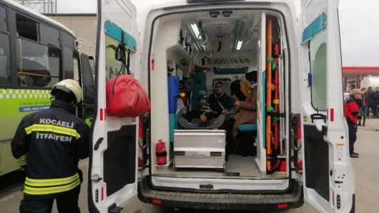 D-100'de halk otobüsü tıra çarptı: 7 yaralı