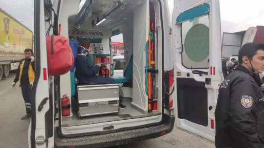 D-100'de halk otobüsü tıra çarptı: 7 yaralı