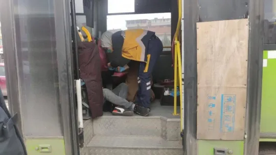 D-100'de halk otobüsü tıra çarptı: 7 yaralı