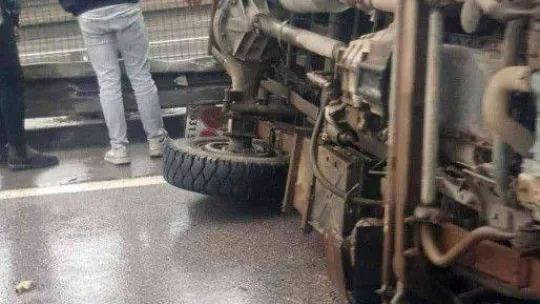 D-100'de kaza yapan kamyon yan yattı